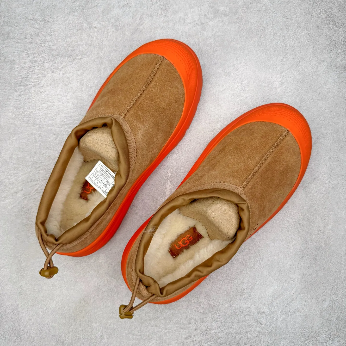 Pick up locally 💰640 UGG 4096 Tasman shallow mouth autumn and winter sheep fur integrated snow boots. All shoes are made from the same factory as ZP. Longfeng A-grade Australian imported sheep fur integrated men's and women's boots. Brand OEM production line. Fully follow the ZP process. OEM original pattern maker. Adhering to the principle of no original shoes and no development selection. Pay attention to every detail. The most authentic version on the market. TREADLITE "Light Wing" technology outsole. Lightweight/durable/flexible/pile size: 35 36 37 38 39 40 41 42 43 44 45 Coding: by3936030